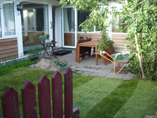 Der skal rodes i den lille have, som endelig tager form